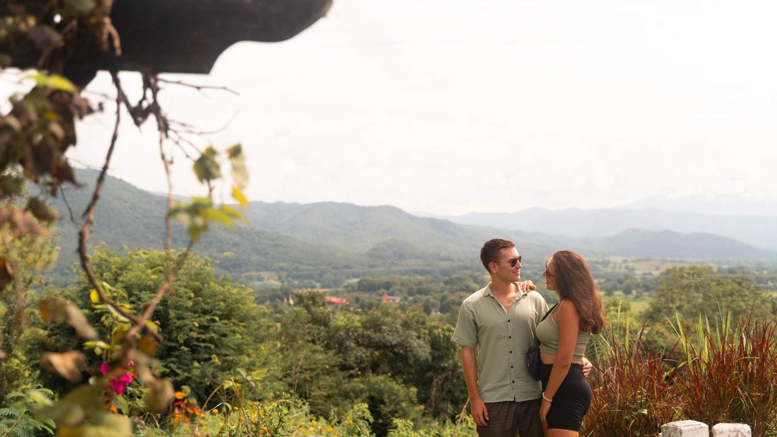Clara und Jonathan an einem Aussichtspunkt über dem Tal von Pai in Thailand