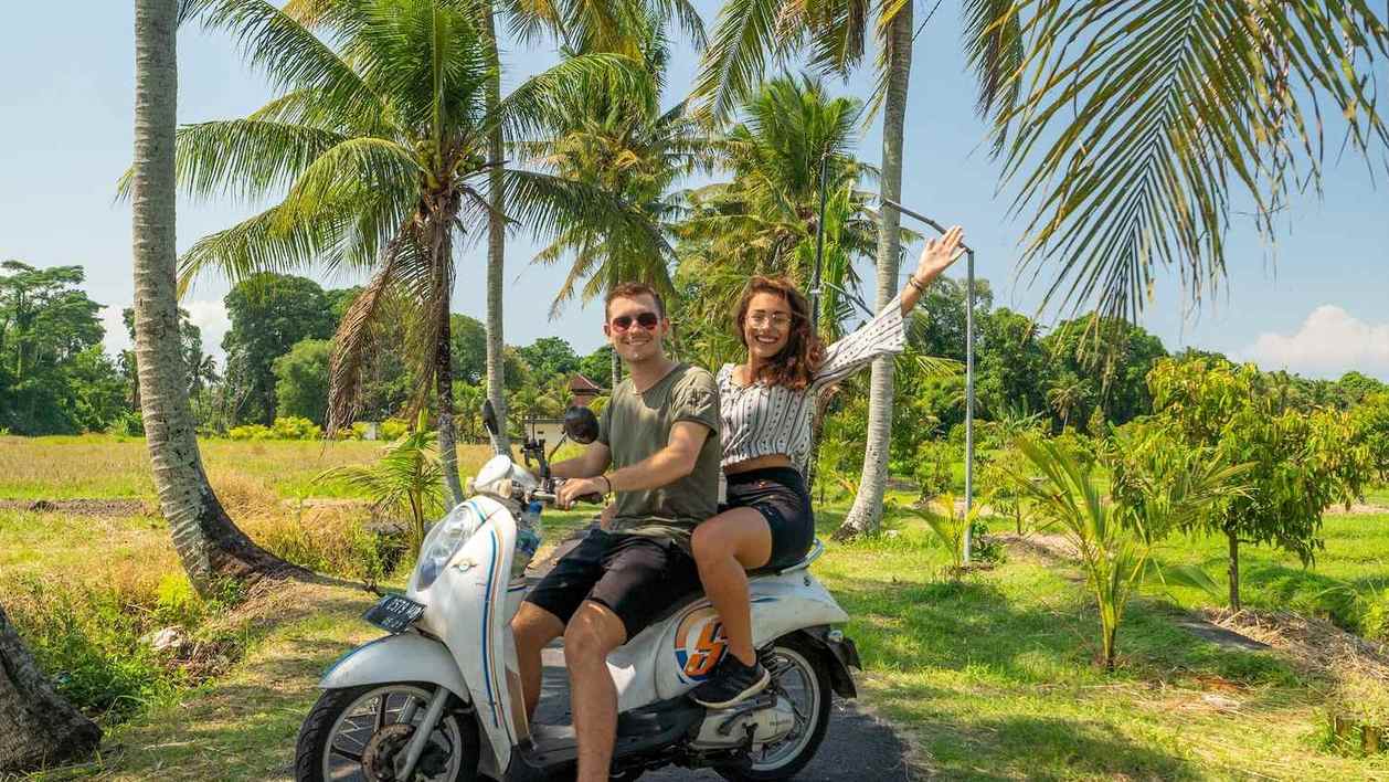 Clara und Jonathan auf dem Roller zwischen Palmen und Reisfeldern auf Bali