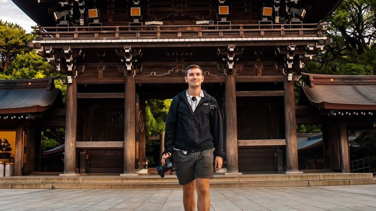 Jonathan vor dem Tor des Meiji-Schreins in Tokio