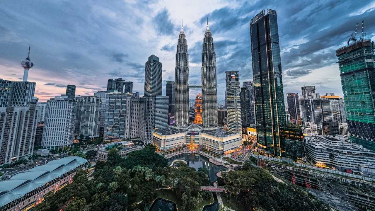 Skyline von Kuala Lumpur mit den Petronas Towers in der Abenddämmerung